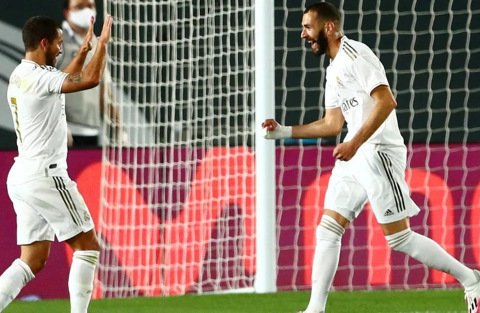 Apareció el goleador del Real Madrid, Benzema y con una definición perfecta, puso el 1-0 contra el Valencia.