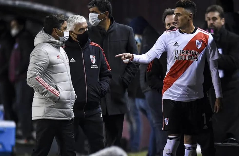 Marcelo Gallardo y Matías Suárez en la salida del partido de Lanús por una lesión. (Fotobaires)