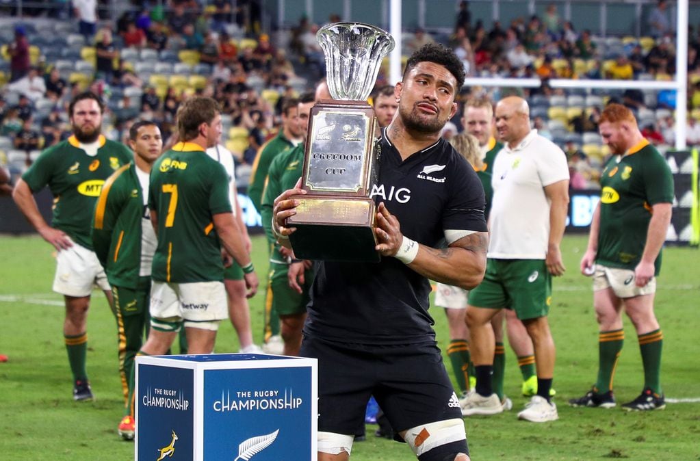 Ardie Savea levanta la Freedom Cup luego del partido contra Sudáfrica, clásico del Rugby Championship./AP