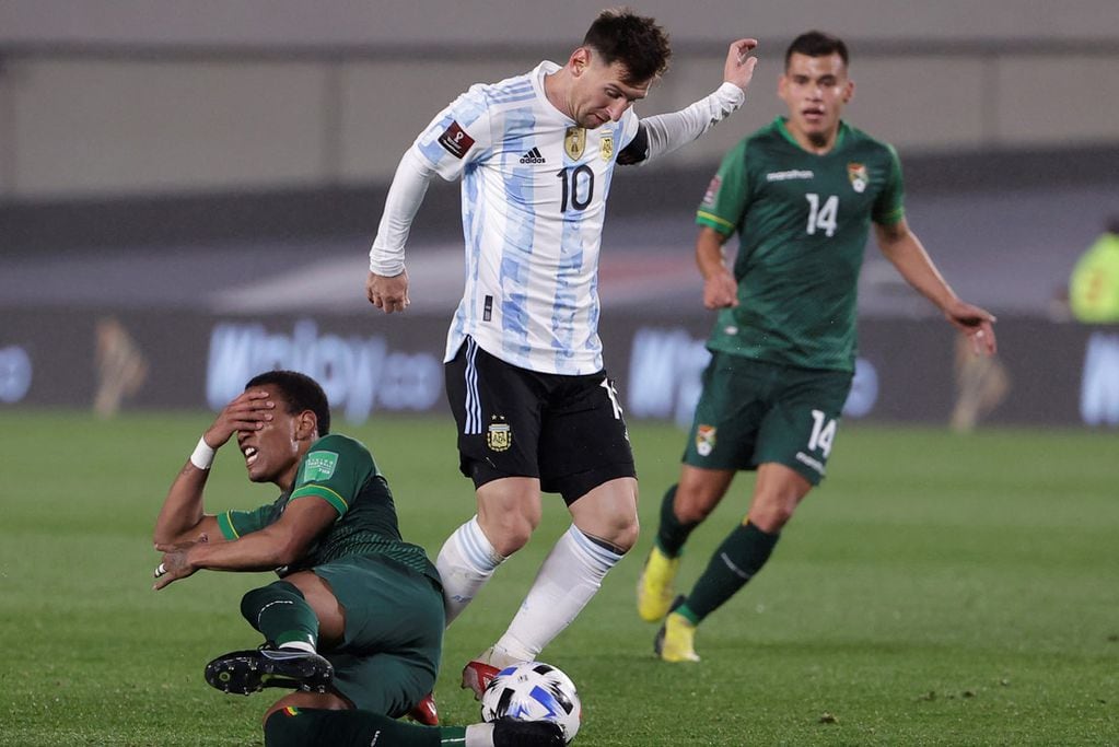 Lionel Messi en acción ante Bolivia, partido en el que marcó los tres goles del equipo. (AP)