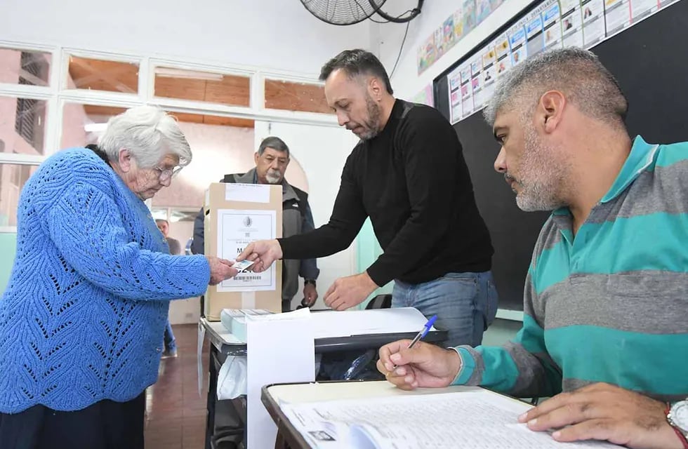 La señora Nilda Solis de 89 años ingresa para emitir su voto - Foto: José Gutierrez / Los Andes