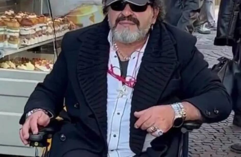 Un fotógrafo encontró en Nápoles a un hombre idéntico a Diego Maradona.