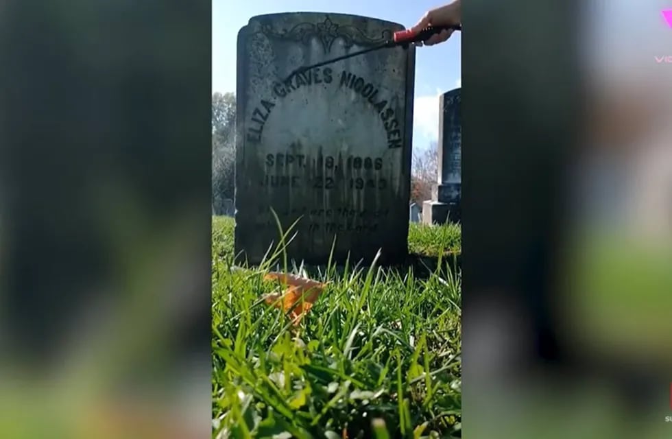 La mujer de 41 años ha estado yendo al cementerio Longwood de Bedford con unos cuantos cepillos de cerdas suaves y mucha agua para limpiar lápidas.