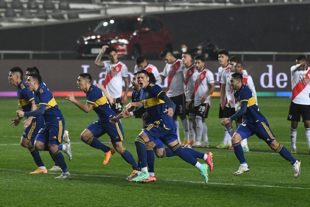 El festejo de Boca, el bajón de River. Boca eliminó a River en penales en la Copa Argentina. (Fotobaires)