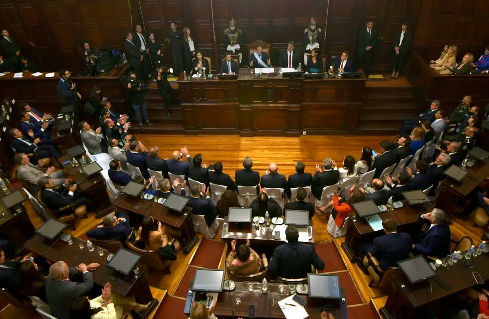 La Legislatura de Mendoza recibió al gobernador Rodolfo Suárez, quien brinda este domingo 1 de mayo su tercer discurso de apertura de sesiones ordinarias, en la Legislatura Provincial


Fotoo:  Orlando Pelichotti / Los Andes