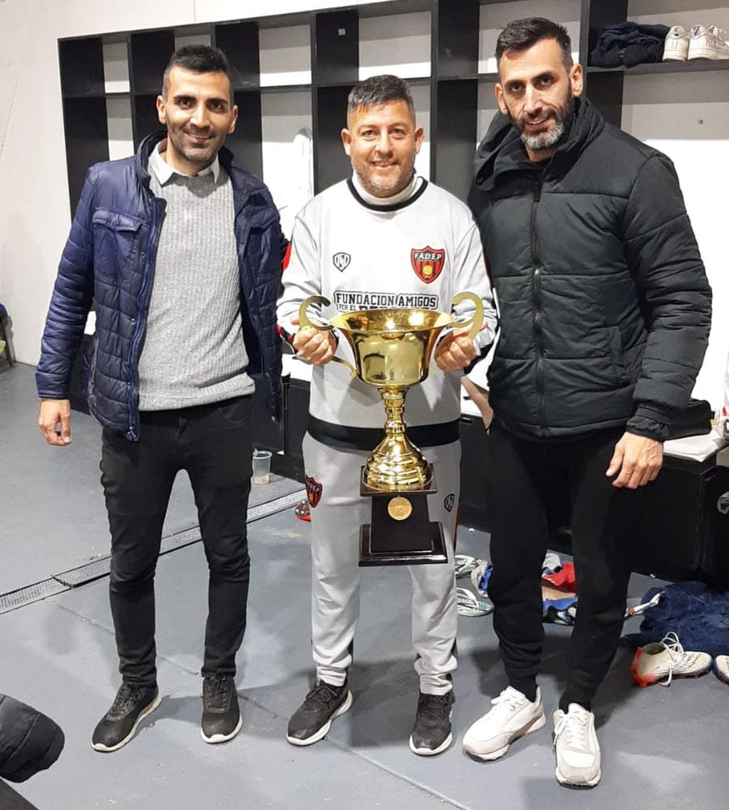 Los hermanos Torrico junto al Director Técnico del equipo FADEP que salió campeón de la Liga Mendocina de fútbol