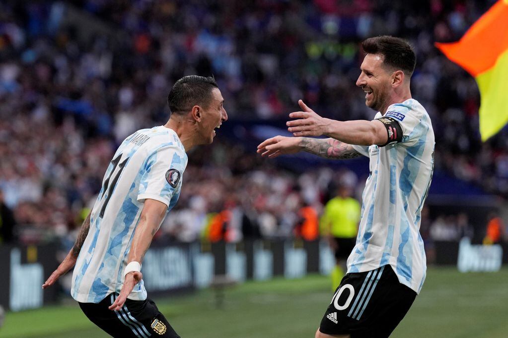 Ángel Di María y Lionel Messi en un abrazo de gol en Wembley. Fue después del 2-0 a Italia en la Finalissima. (AP)