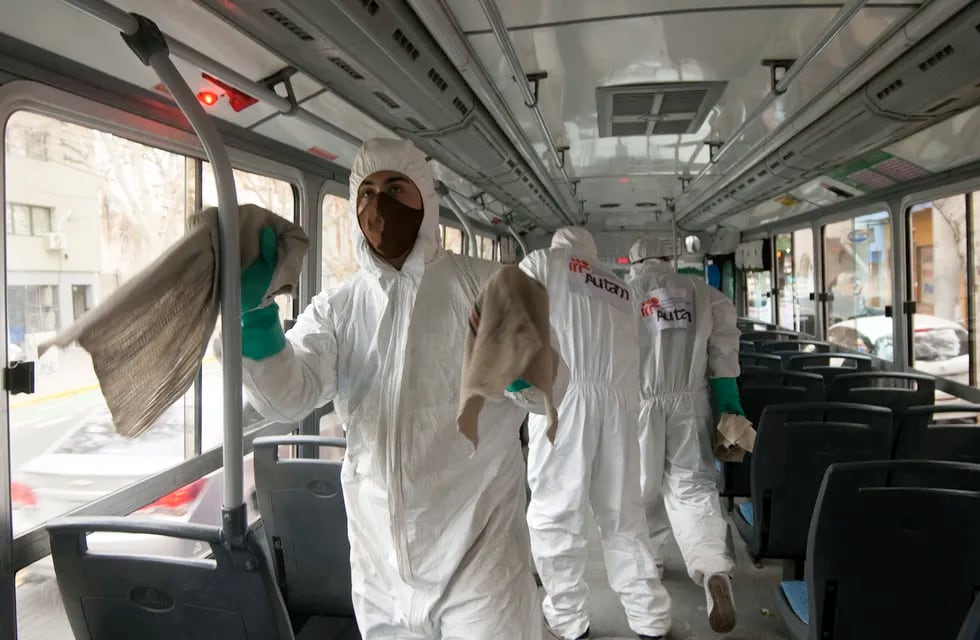 Prevención. Personal sanitario desinfecta un transporte colectivo de pasajeros. Foto: José Gutierrez / Los Andes