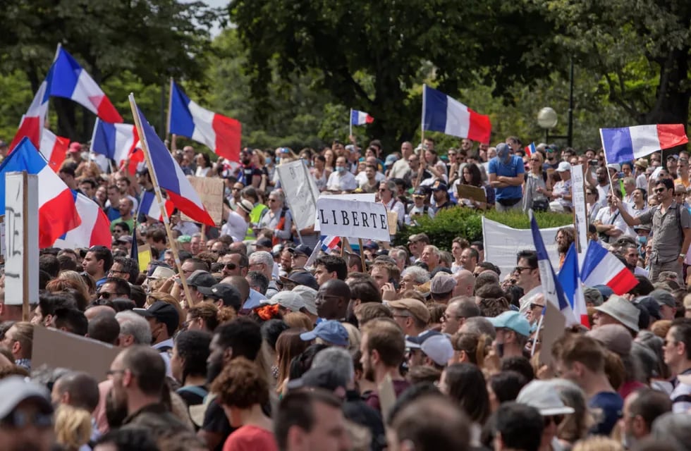Manifestantes en todo el país por las medidas económicas de Macron (archivo AP)