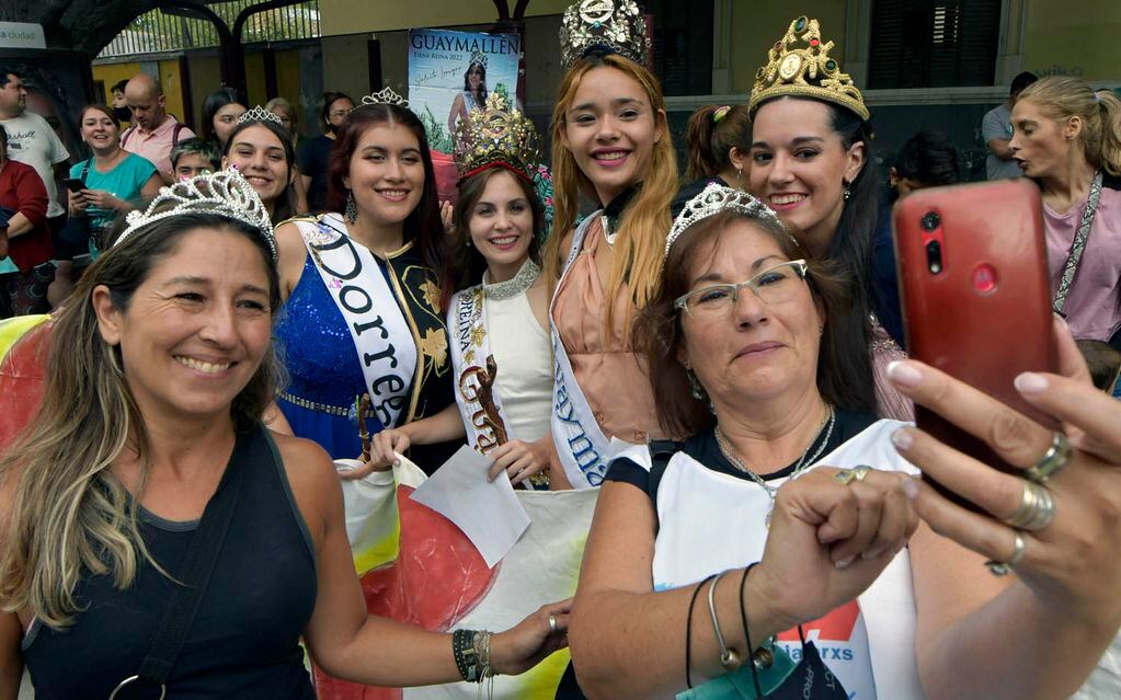 En la mañana de este sábado, se llevó a cabo el clásico Carrusel Vendimial por las calles de la Ciudad de Mendoza. 
Julieta Lonigro y su corte se saca fotos con la gente.
Foto: Orlando Pelichotti  / Los Andes