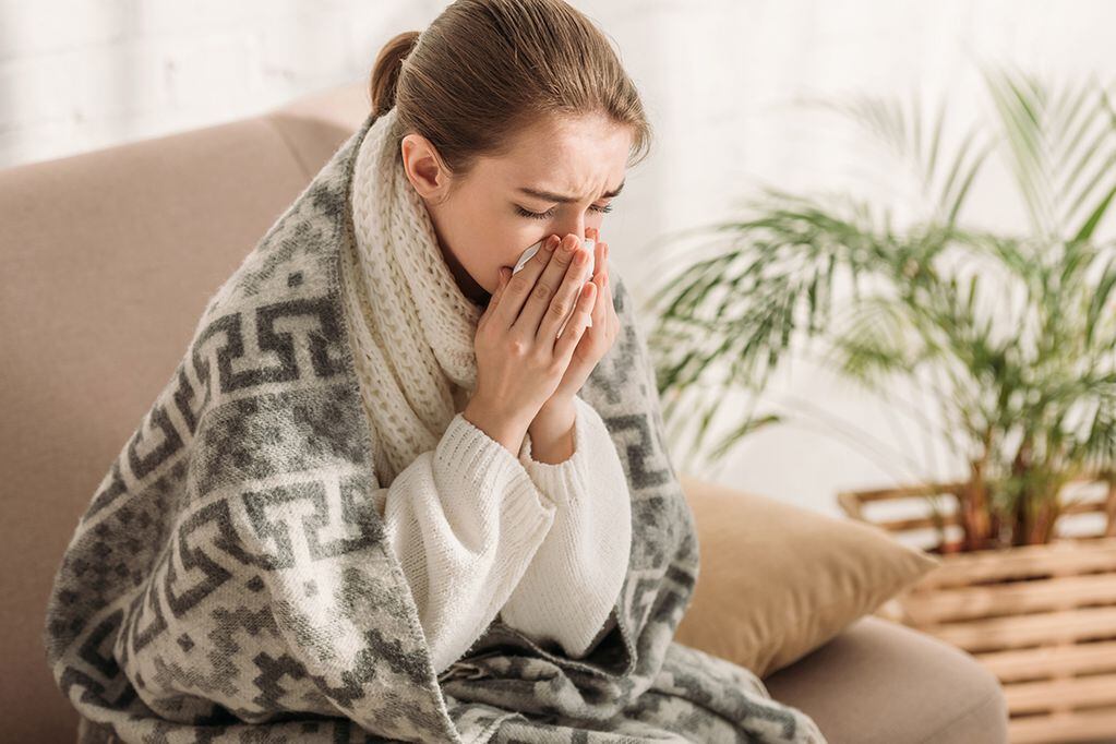 Los estornudos y la congestión nasal son los principales síntomas de la gripe influenza.