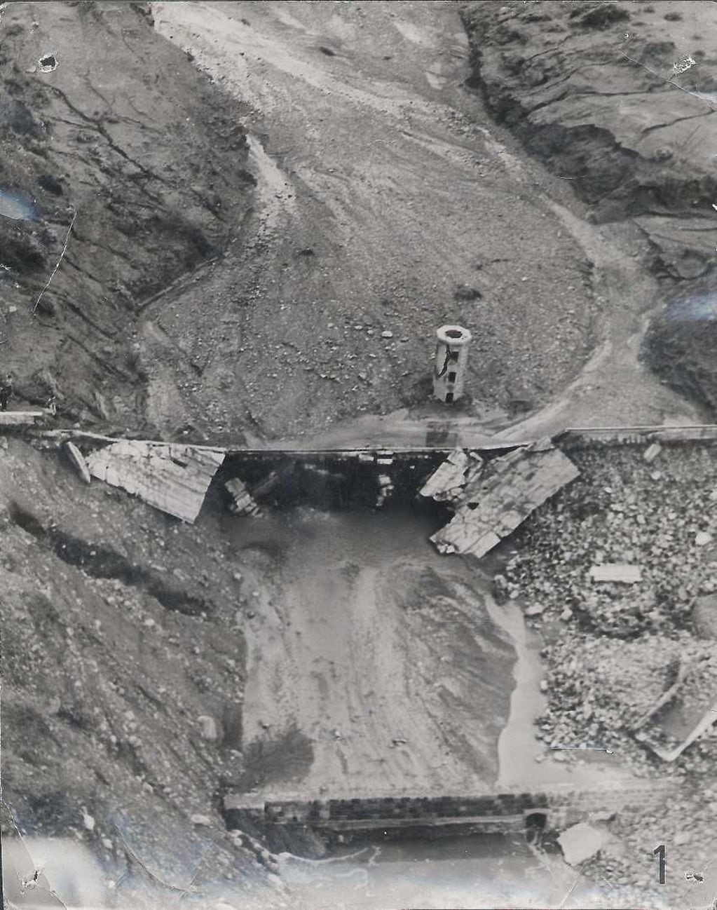 
Desde arriba. Se puede observar cómo quedó el dique Frías tras el aluvión del 4 de enero de 1970. | Archivo / Los Andes
   