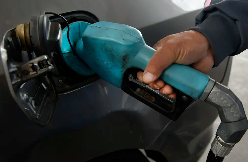 Los combustibles aumentaron hasta 25% hoy en Mendoza: cuánto cuesta el litro. Foto: Orlando Pelichotti / Los Andes.