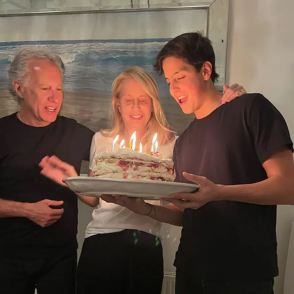 Cecilia Bolocco celebrando su pasado cumpleaños junto a su hijo Máximo y su actual pareja. Foto: Instagram/@ceciliabolocco