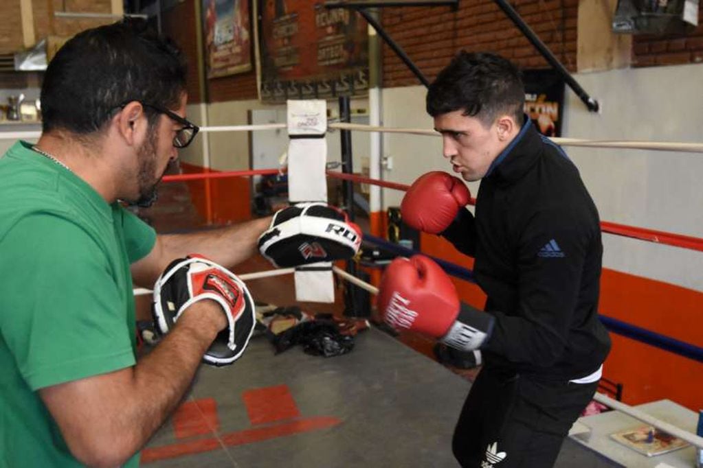 Kevin Muñoz, en un entrenamiento con Pablo Chacón. Viene de practicar en Trelew con Omar Narváez.