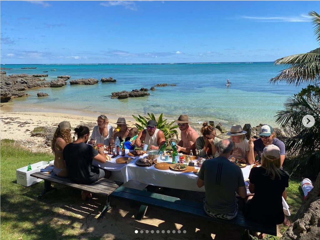 Un almuerzo familiar  junto a la playa.
