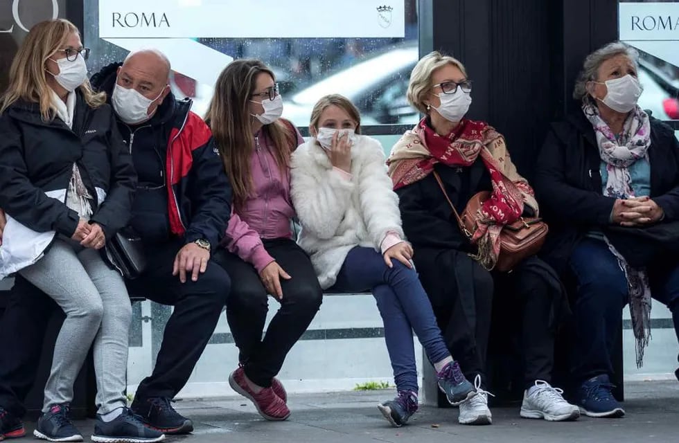 Personas esperan el colectivo en Roma (AP).
