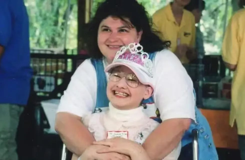 La desgarradora historia de la nena que fue obligada por su mamá a consumir medicamentos y andar en silla de ruedas, a pesar de estar sana.