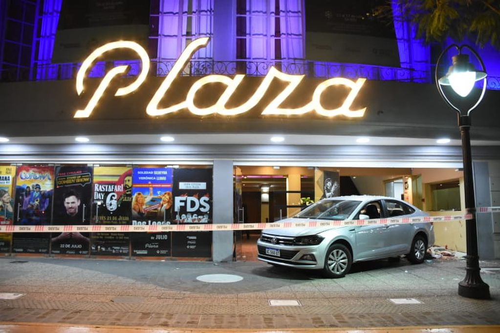 El auto de Aldo Díaz se incrustó en el teatro Plaza. A su paso dejó a 23 personas heridas. 