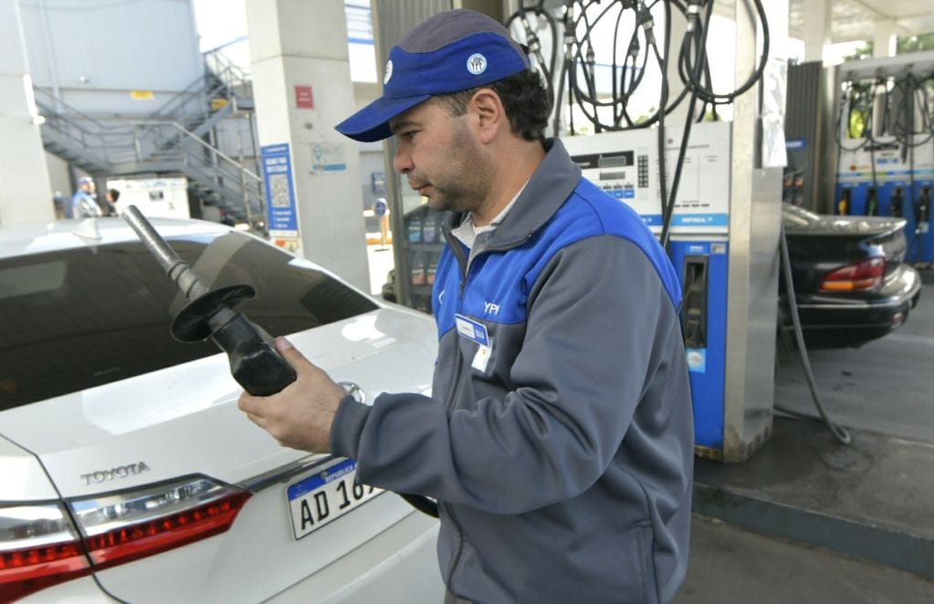 YPF aumentó los precios de sus combustibles (Orlando Pelichotti / Los Andes)