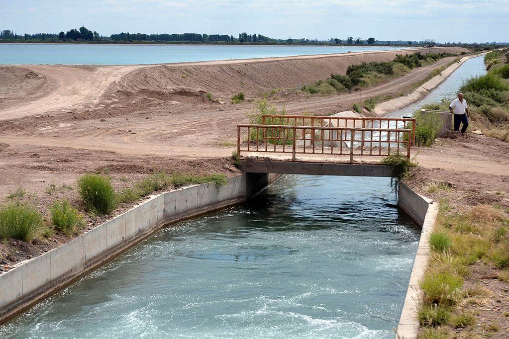 Construcción de reservorios e impermeabilización de cauces de riego, son algunos de los trabajos tendientes a eficientizar el uso del agua y a la vez mitigar los efectos de la crisis hídrica en la provincia.