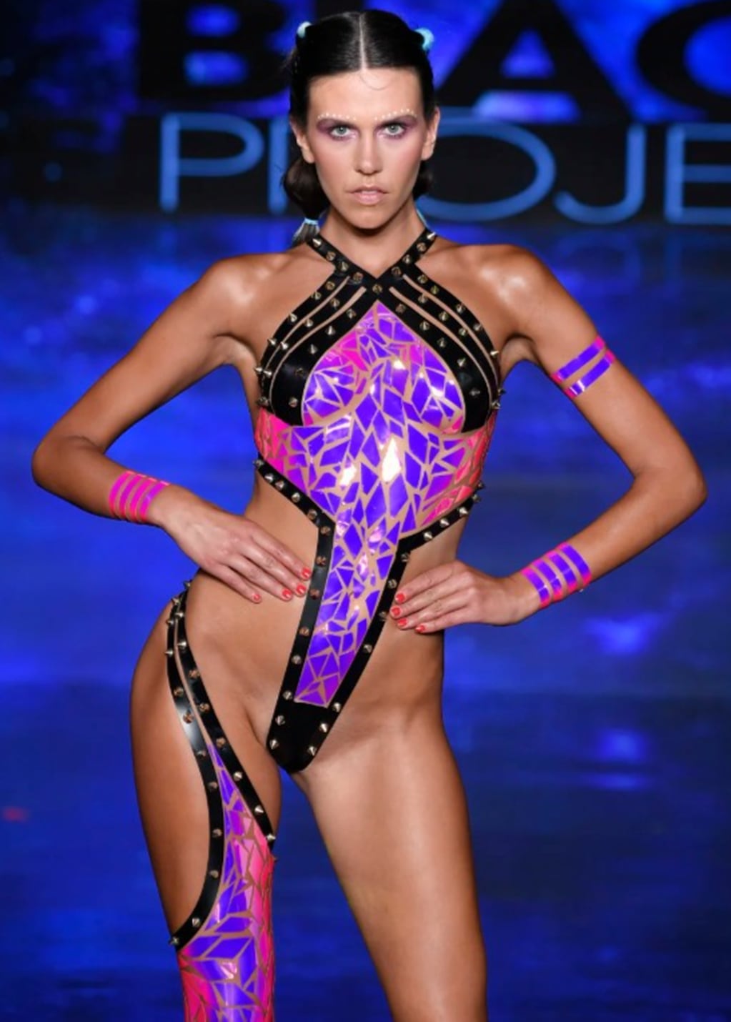 Un diseñador hizo desfilar a sus modelos vestidas solo con unas cintas adhesivas. Getty Images for Art Hearts Fashion