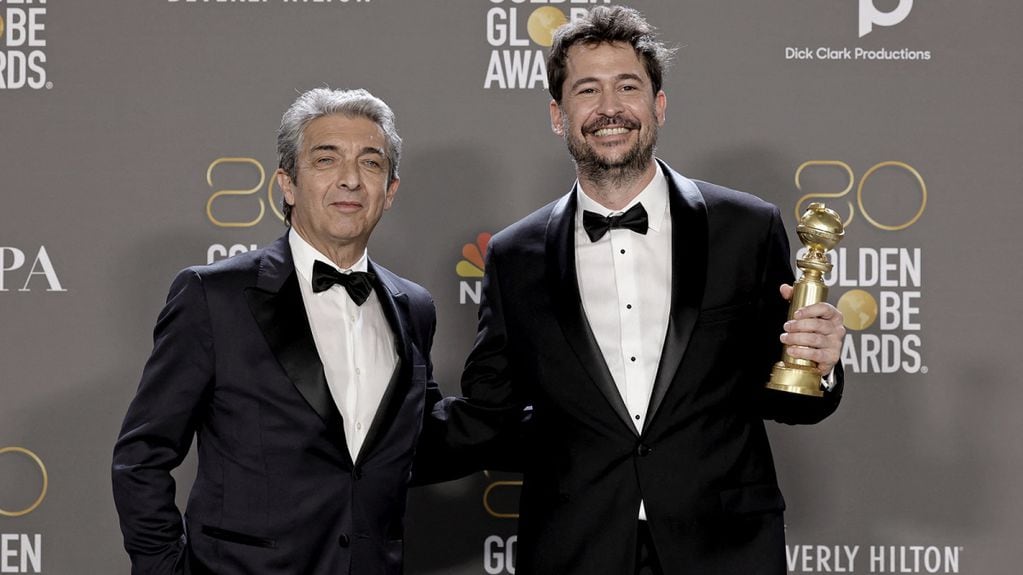 Ricardo Darín y Santiago Mitre con el Globo de Oro. Foto: AP