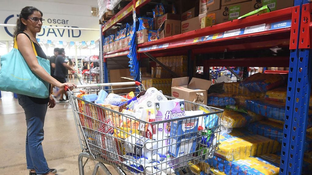 Los turistas favorecidos por el tipo de cambio aprovecharon su estadía en la provincia para realizar compras masivas en supermercados y mayoristas. Foto: José Gutierrez / Los Andes