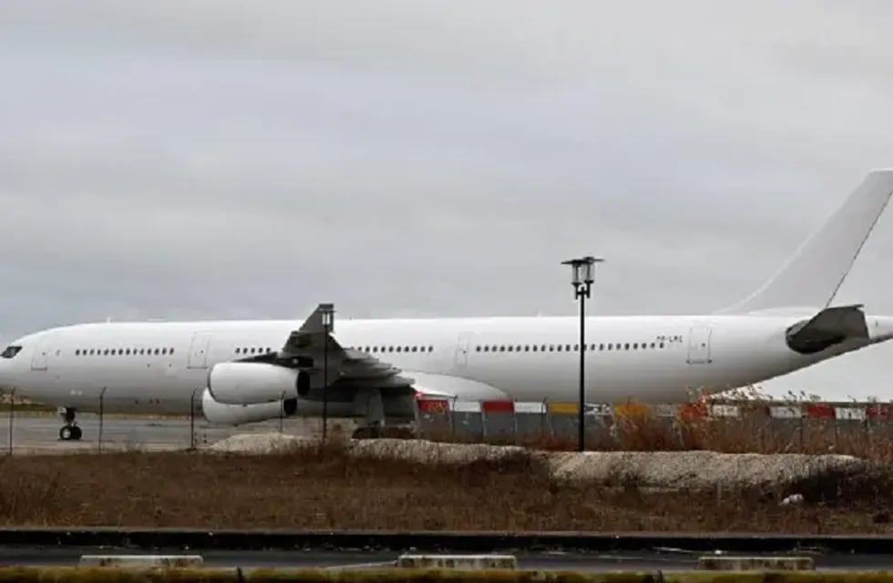 El avión con 303 pasajeros indios, un Airbus A340, en la pista del aeropuerto francés Chalons-Vatry - Foto 20 Minutos