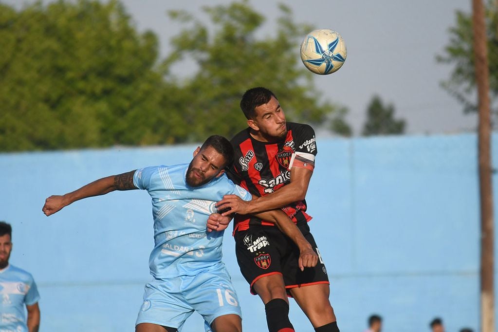 Salinas (16) se eleva en busca del balón con Marciante. Gutiérrez y FADEP empataron sin goles. Foto: José Gutiérrez