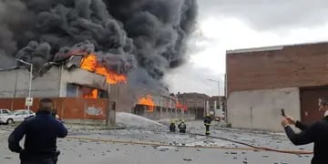 Incendio fábrica de avellaneda. (Gentileza: Clarín)