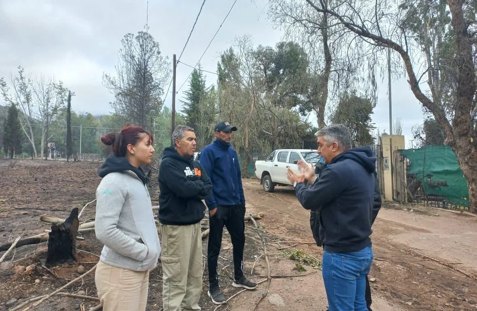 Sebastián Bragagnolo, intendente de Luján, sigue de cerca la situación de los incendios - Gentileza / Radio Mitre Mendoza