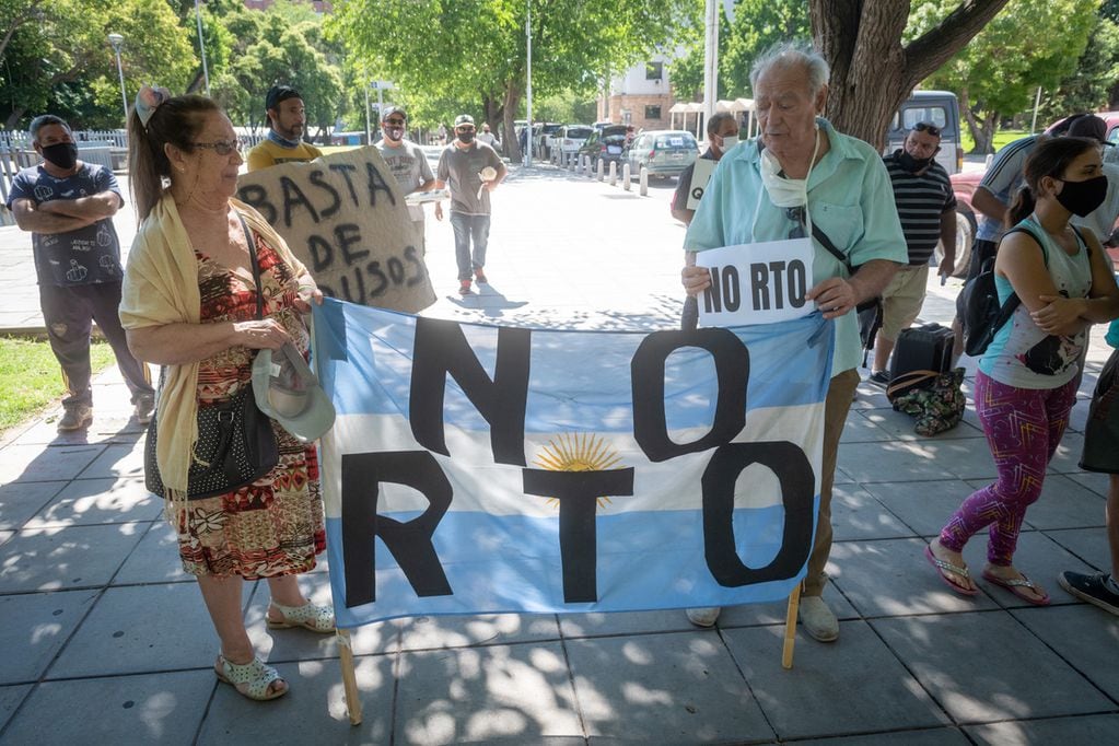 La mayoría de los manifestantes fueron productores que piden que se suspenda "por un tiempo" la exigencia de la RTO. Foto: Ignacio Blanco / Los Andes
