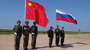 Soldados rusos y chinos