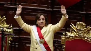 La abogada Dina Boluarte jura como primera presidenta de la historia de Perú