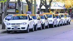 Los ministros Alberto Hensel y Ariel Lucero encabezaron las reuniones con los taxistas y los representantes de las concesionarias.