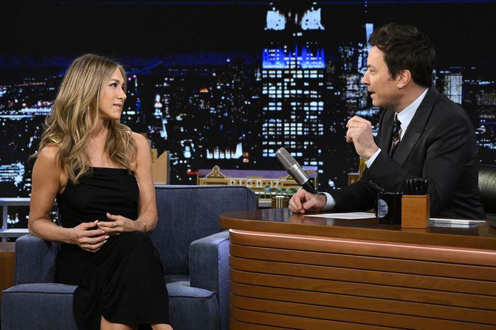 Jennifer Aniston visitó a Jimmy Fallon y el aspecto de su cuerpo llamó la atención.