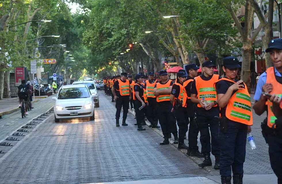 Con gran cantidad de policías, artistas mendocinos realizan una protesta en Peatonal Sarmiento y Av. San Martín de Ciudad en reclamo al DNU del gobierno nacionalFoto: José Gutierrez / Los Andes