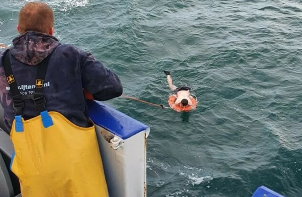 A través de un salvavidas el joven fue subido a la embarcación. Foto: Twitter/@ABUSEDJUSTICE