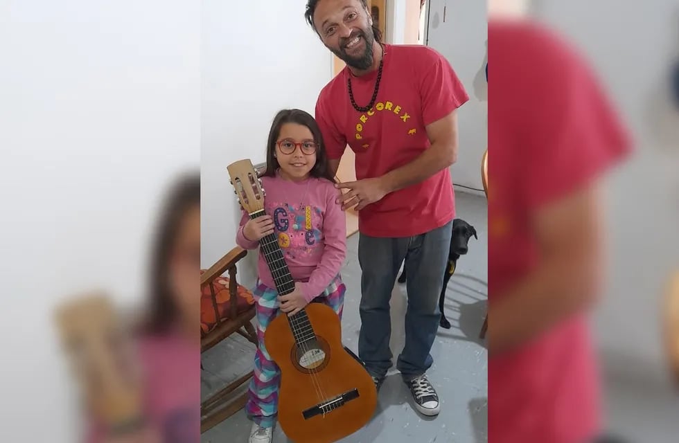 La nena que recibió la guitarra