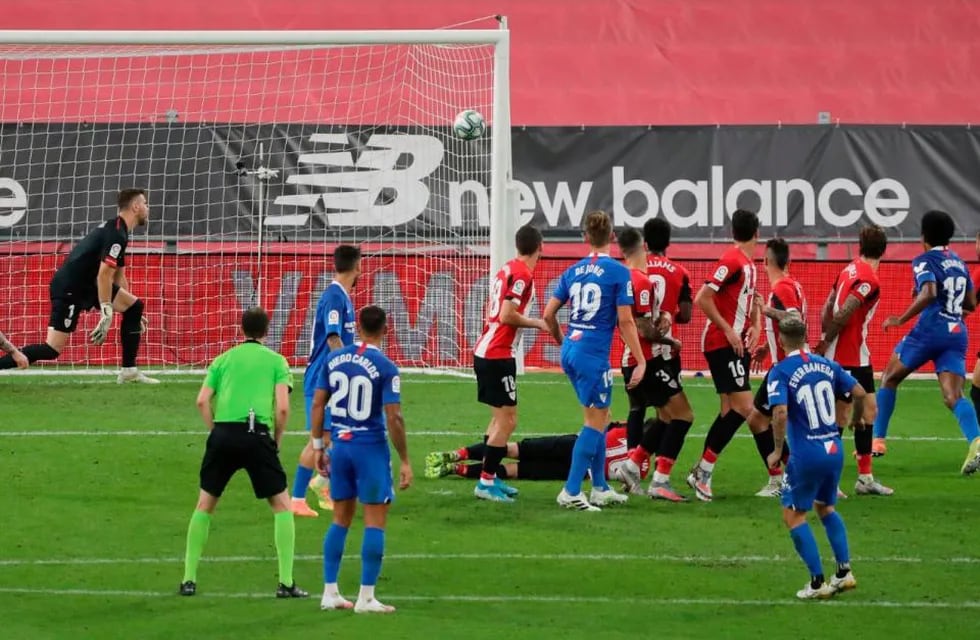 Ever Banega convierte con un gran tiro libre el empate parcial entre Sevilla y Bilbao. / Gentileza.