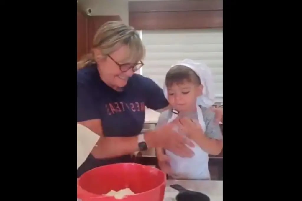 abuela cocina con su nieto