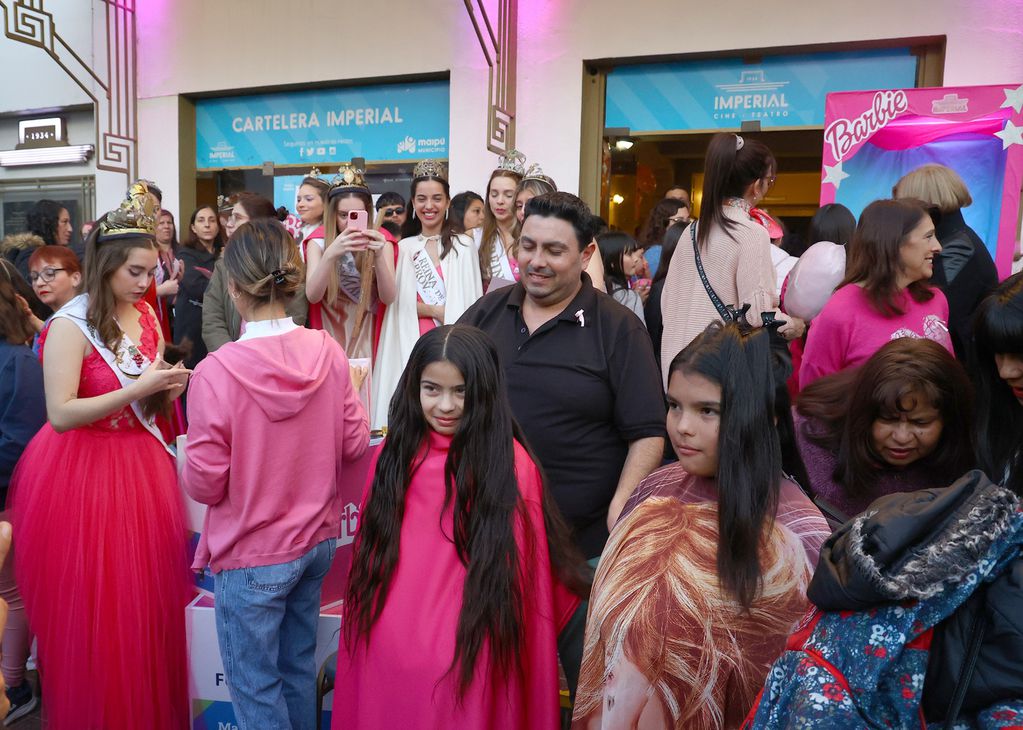 Una ola rosa solidaria se unió al estreno de Barbie en Maipú. Foto: Prensa Maipú