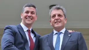 El presidente de Paraguay, Santiago Peña, junto a Sergio Massa