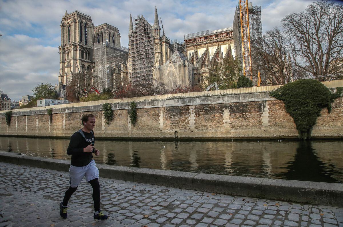 Una turista de 27 años fue violada en un baño público ubicado sobre la orilla del río Sena y cerca de la catedral de Notre Dame. / Imagen Ilustrativa / Foto: AP
