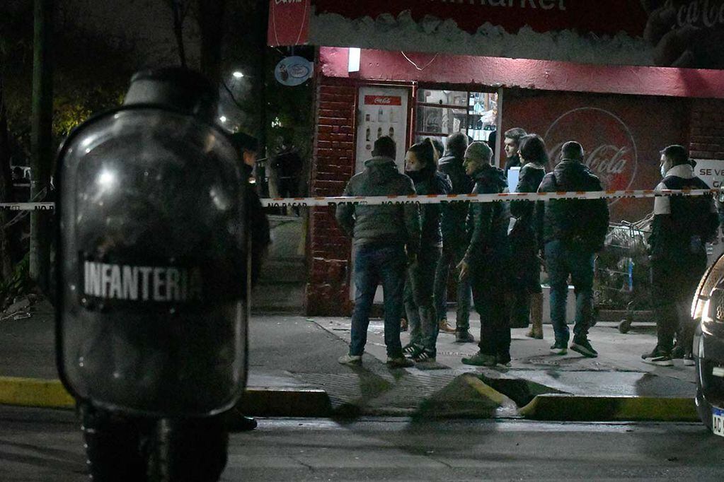 Minimarket ubicado en la esquina de Perú y Vendimiadores de Ciudad donde el comerciante dueño del local mató a una persona en un presunto asalto. 
Foto:José Gutierrez / Los Andes