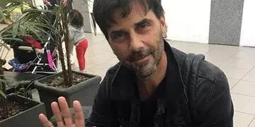 El actor decidió abandonar el país y refugiarse en su tierra natal. Su partida fue esta mañana desde el aeropuerto de Rosario. Las fotos.