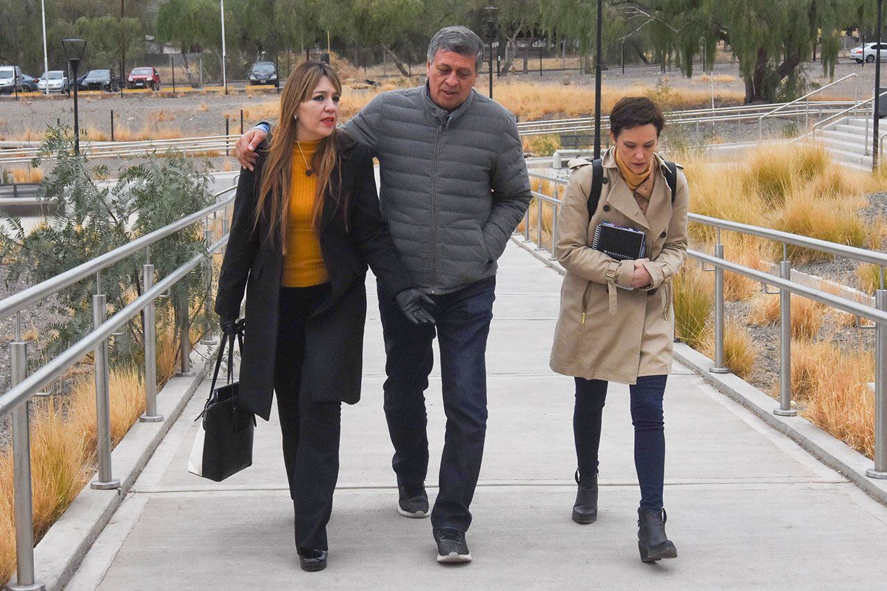 Daniel Orozco y Janina Ortíz junto a su abogada Elena Quintero llegan al Ministerio Público Fiscal para declarar. Foto: Marcelo Rolland / Los Andes