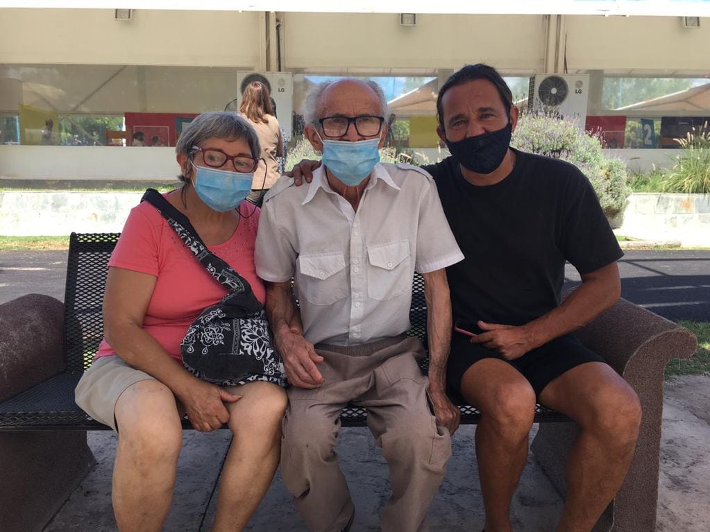 Raúl (80) recibió la vacuna esta mañana. Lo acompañaron su esposa Raquel (77 y quien estpa a la espera de que confirmen su turno) y el hijo de ambos, Román.