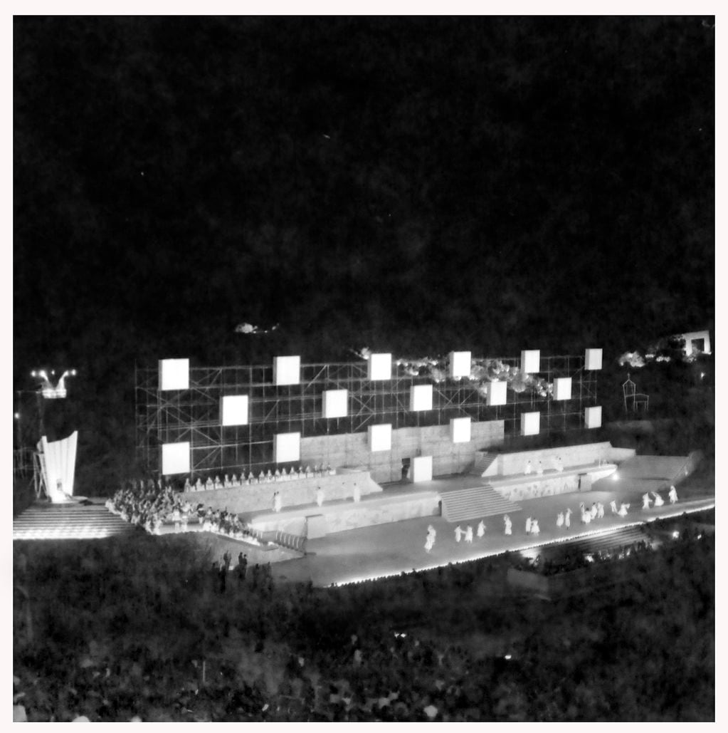 Vista aérea del Teatro Griego Frank Romero Day en todo su esplendor. Noche inolvidable para la sociedad mendocina.
Fotografía inédita del Archivo General de la Provincia de Mendoza.
